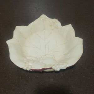 Hallmark Maple Leaf. Elegant Cream Leaf-Shaped Decorative Bowl